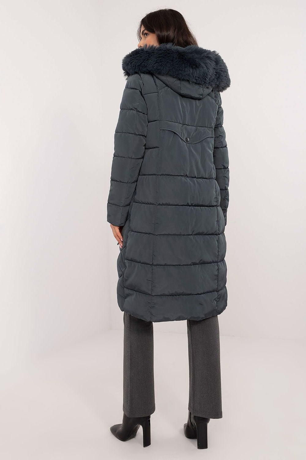 Luxurious women's down jacket with zippered pockets and comfortable inner lining, designed by Factory Price for a perfect autumn and winter experience.