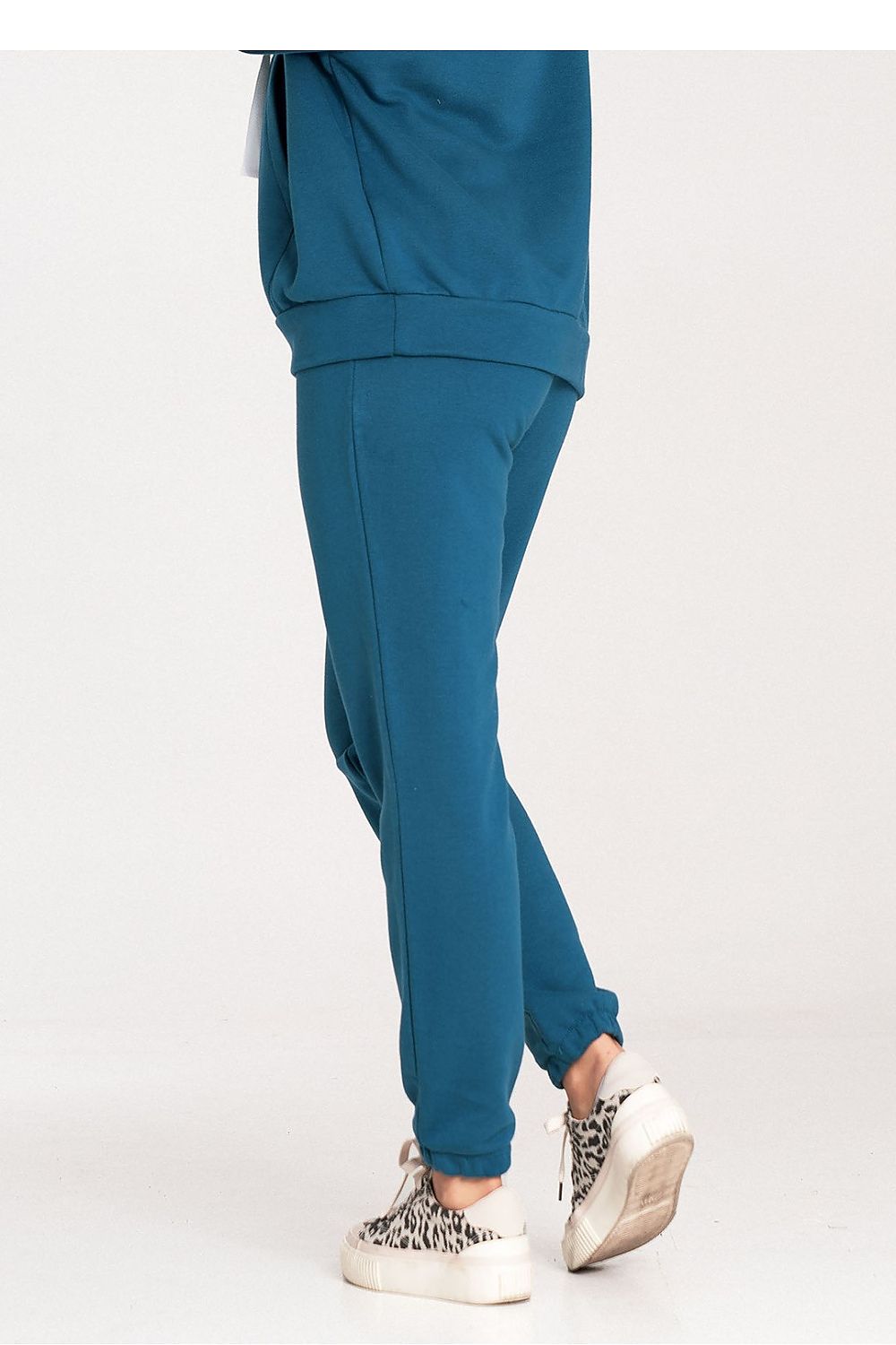 Close-up of Figl cotton sweatpants showcasing the quality fabric and wide elastic waistband, ideal for ultimate comfort.