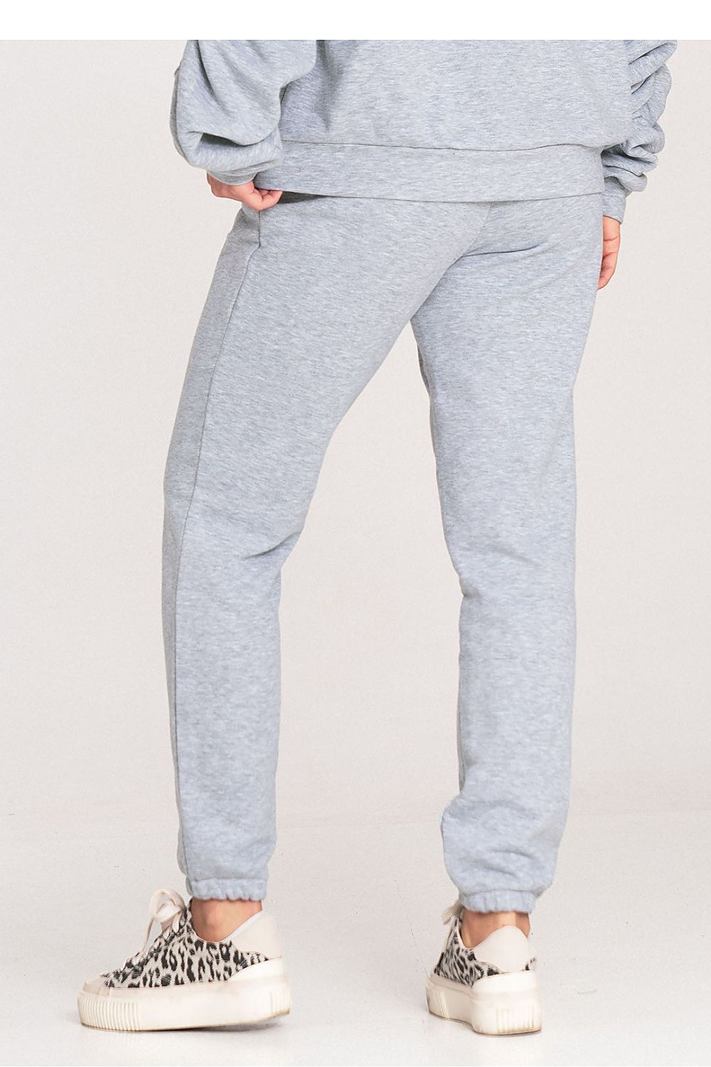 Side view of Figl cotton sweatpants illustrating the stylish silhouette and comfortable fit, perfect for leisure.