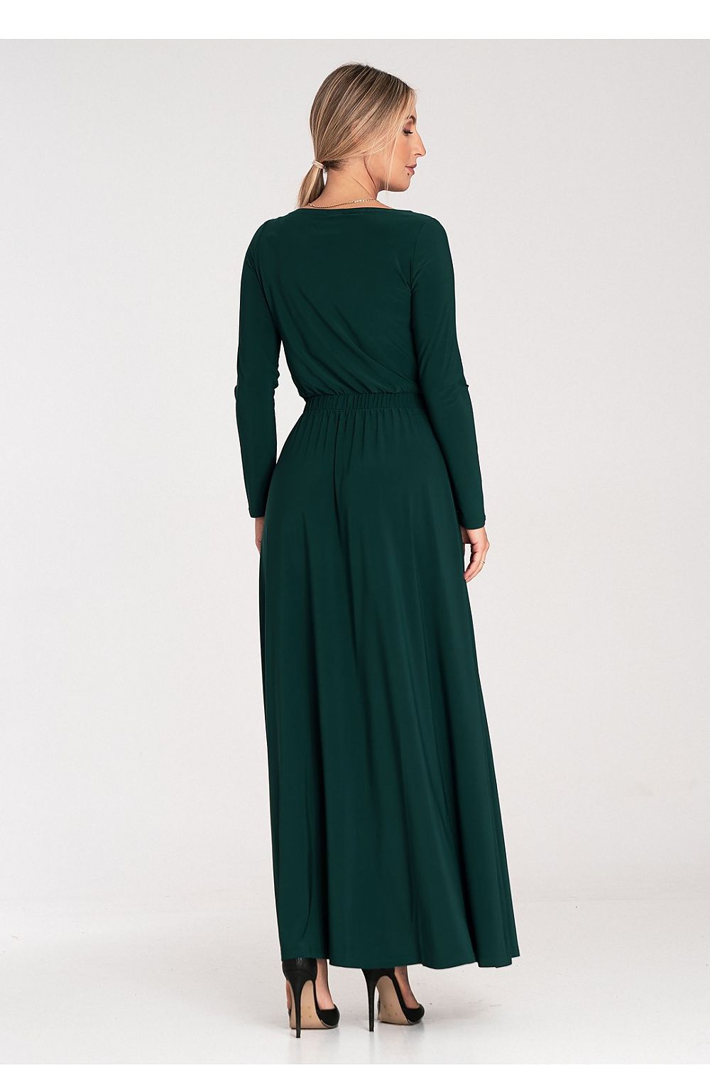 Chic Figl long-sleeved maxi dress with a sophisticated boat neckline, designed for elegance and comfort.