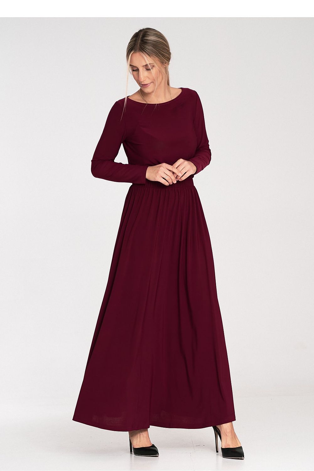 Versatile Figl luxurious maxi dress, featuring a stylish boat neckline and long sleeves, suitable for any upscale event.