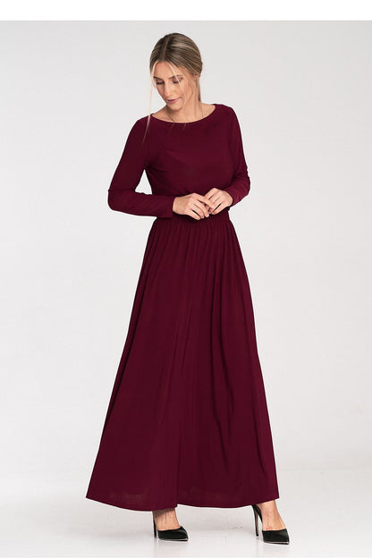 Versatile Figl luxurious maxi dress, featuring a stylish boat neckline and long sleeves, suitable for any upscale event.
