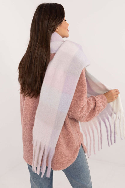 Elegant AT scarf, 217 cm in length, showcasing a timeless check pattern with tassels, perfect for a luxurious cold-weather accessory.