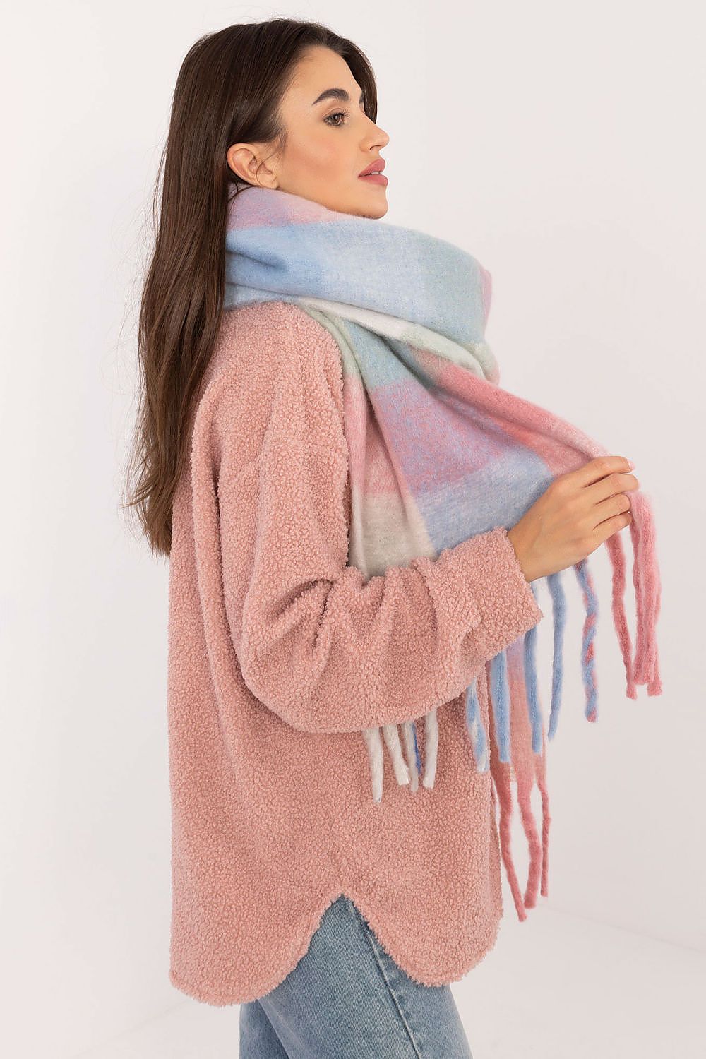 Chic 217 cm AT long scarf made from 100% polyester featuring a classic check design and tassels for an elegant winter look.