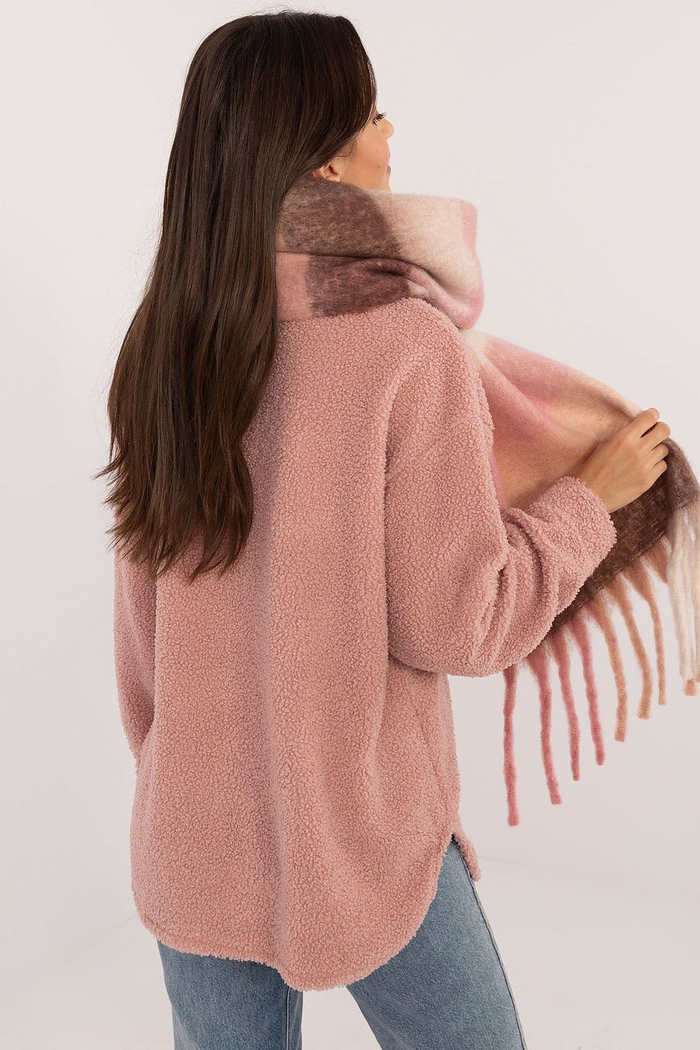 Sophisticated long scarf from AT made of high-quality polyester featuring a classic check pattern and elegant tassels, ideal for winter styling.