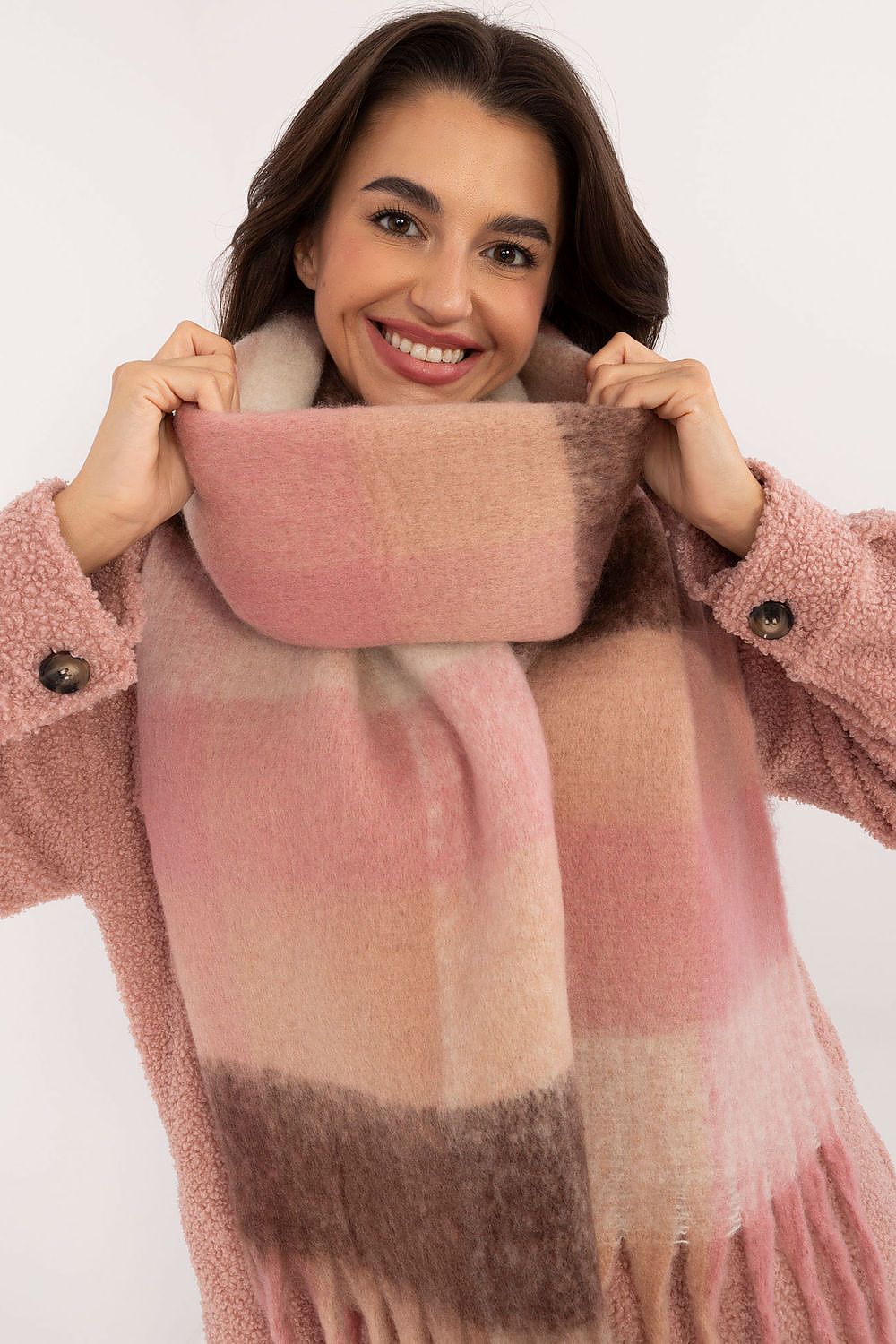 AT Elegant 217 cm long polyester scarf with classic check pattern and decorative tassels, ideal for stylish winter wear.