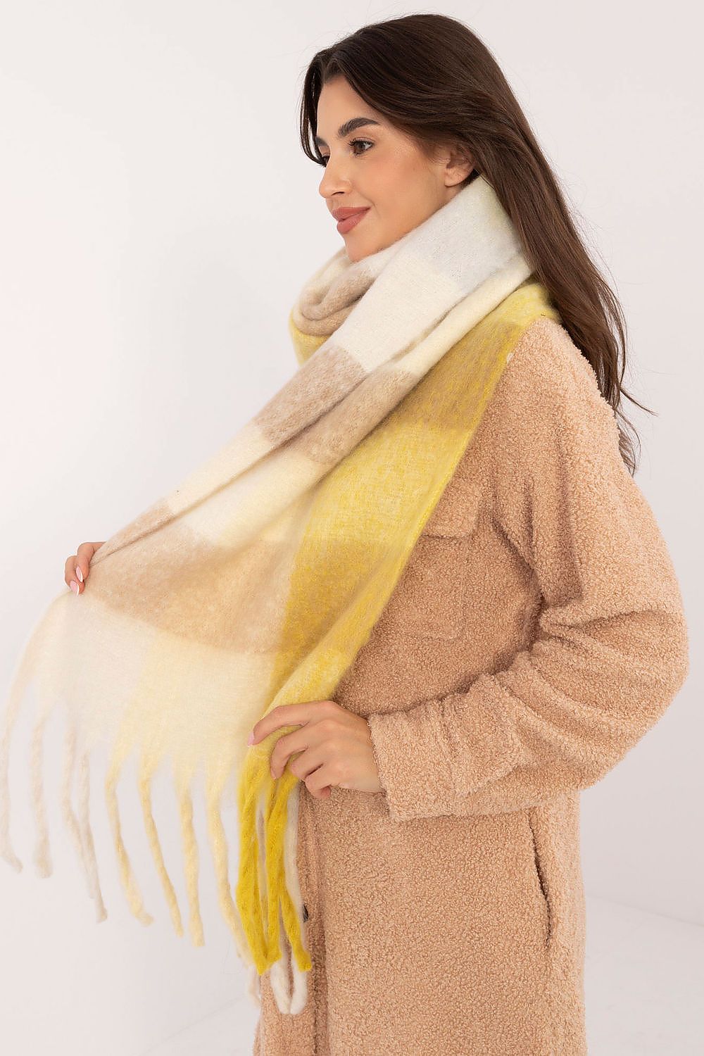 Sophisticated look with AT's elegant 217cm long scarf showcasing a timeless check pattern and chic tassels.