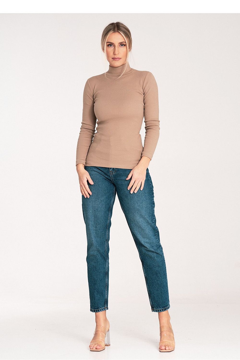 Chic Figl lightly ribbed cotton turtleneck, ideal for a luxurious and comfortable outfit in cooler weather.