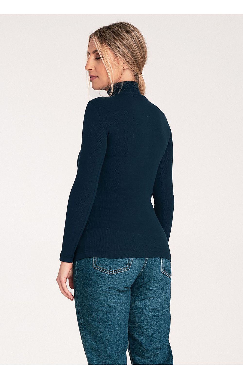 Chic Figl turtleneck in a beautiful ribbed texture, ideal for sophisticated autumn and winter dressing.