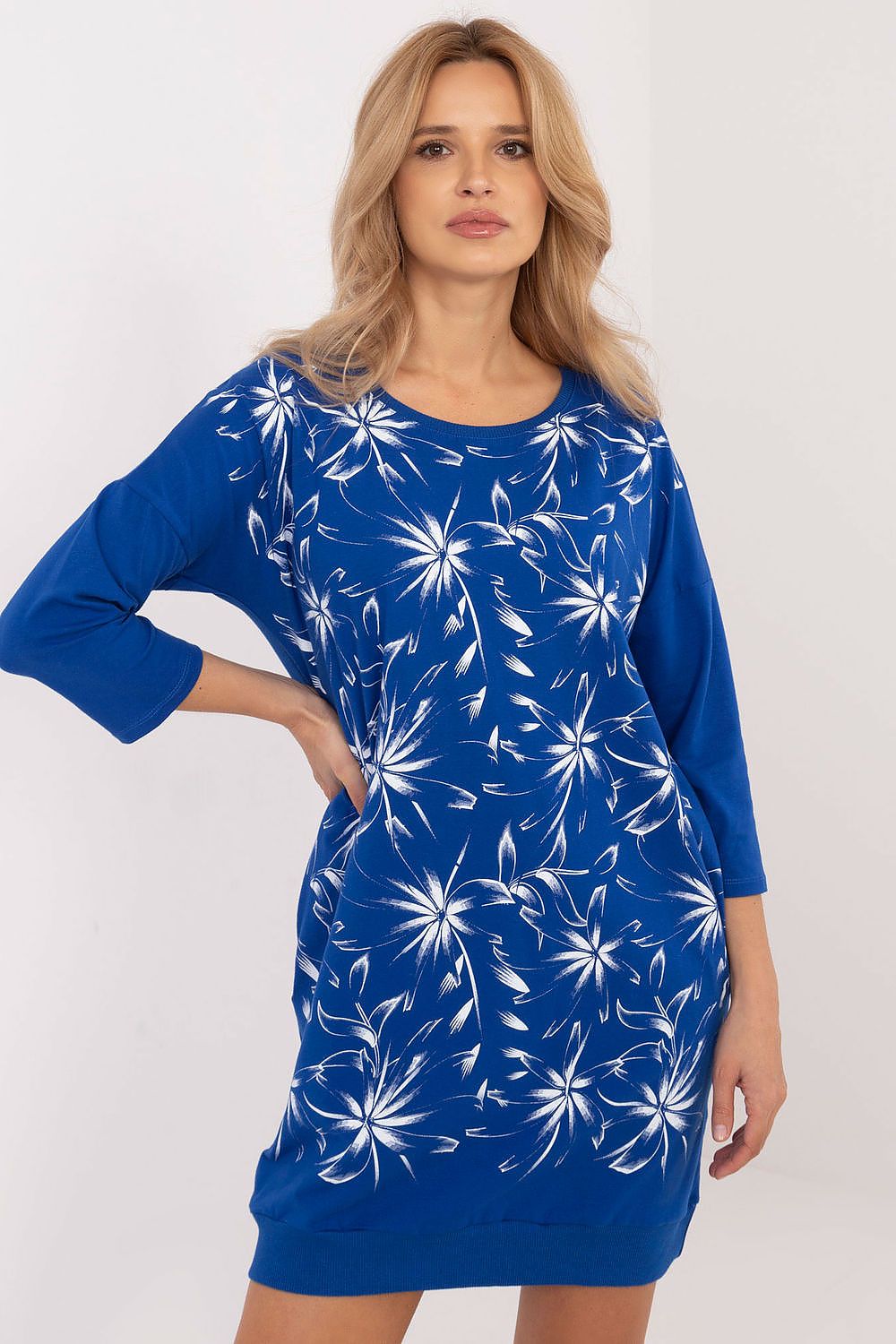 Elegant cotton-spandex tracksuit daydress by Relevance, complemented with functional side pockets and a soft fit for modern women's attire.