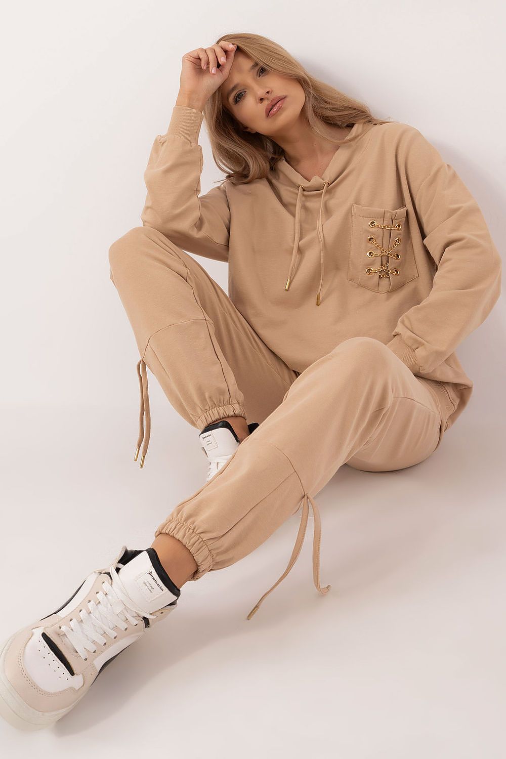 Chic women's tracksuit set from Factory Price, consisting of a relaxed-fit sweatshirt and tailored high-waisted pants, designed for both comfort and style.