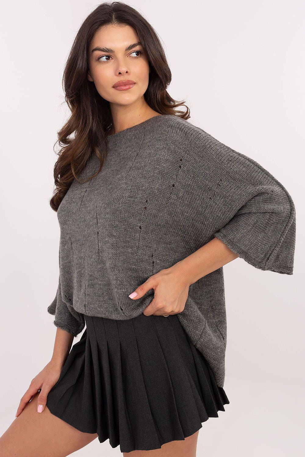 Elegant round neckline and 3/4 sleeves of the Italy Moda oversized sweater, crafted for comfort and style. Ideal for various silhouettes, this luxurious sweater fits seamlessly into any wardrobe, offering versatility for casual or relaxed office looks.