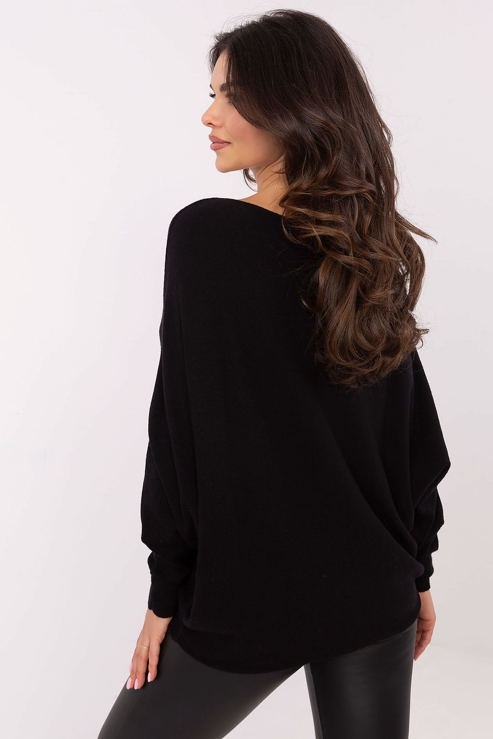 Close-up view of Italy Moda's luxurious oversized sweater, showcasing the high-quality fabric blend of wool and viscose.