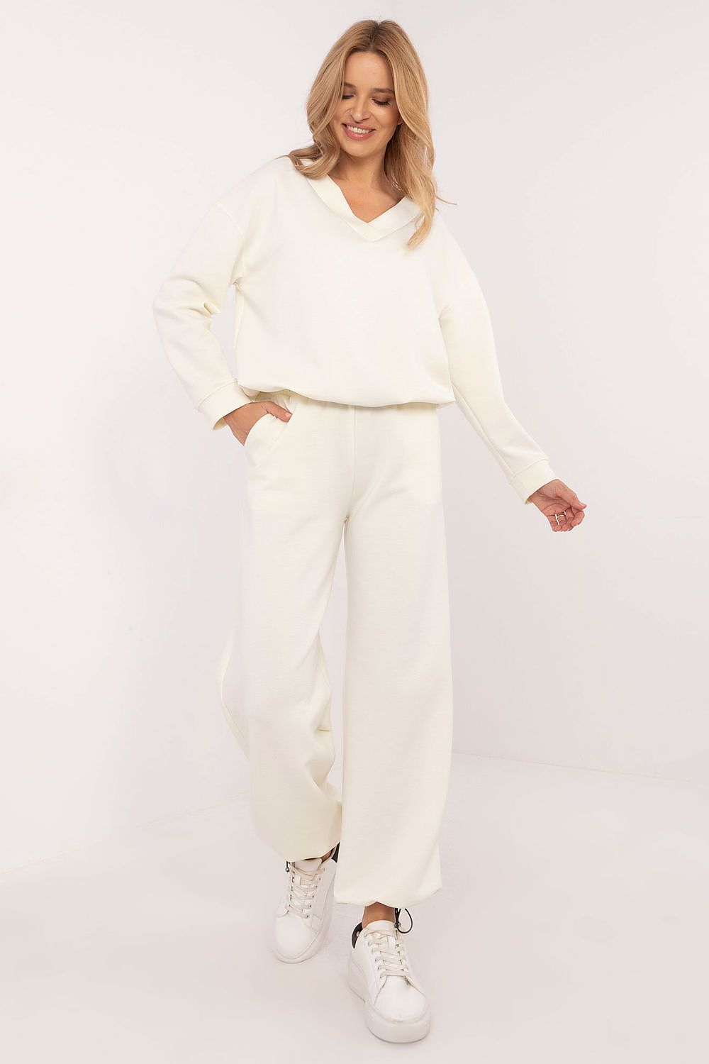 Luxurious women’s casual sweatshirt set by Lakerta, featuring a stylish heart neckline and high-waisted tapered pants, perfect for everyday comfort and elegant leisurewear.