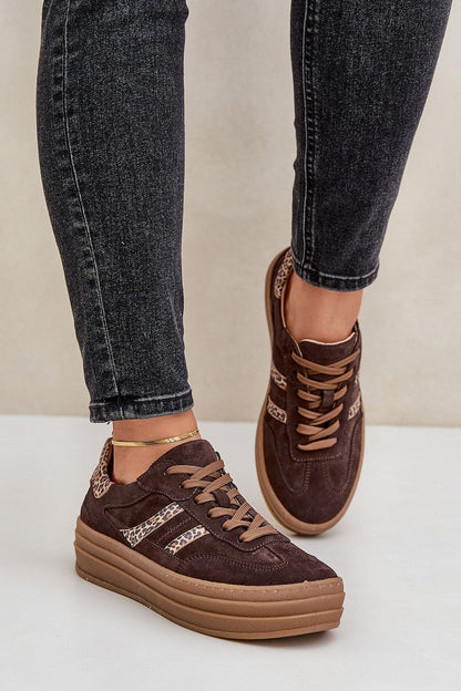 Step in Style luxury women's sneakers made of natural suede, combining comfort and trend with rounded toes and a stylish 4 cm platform.
