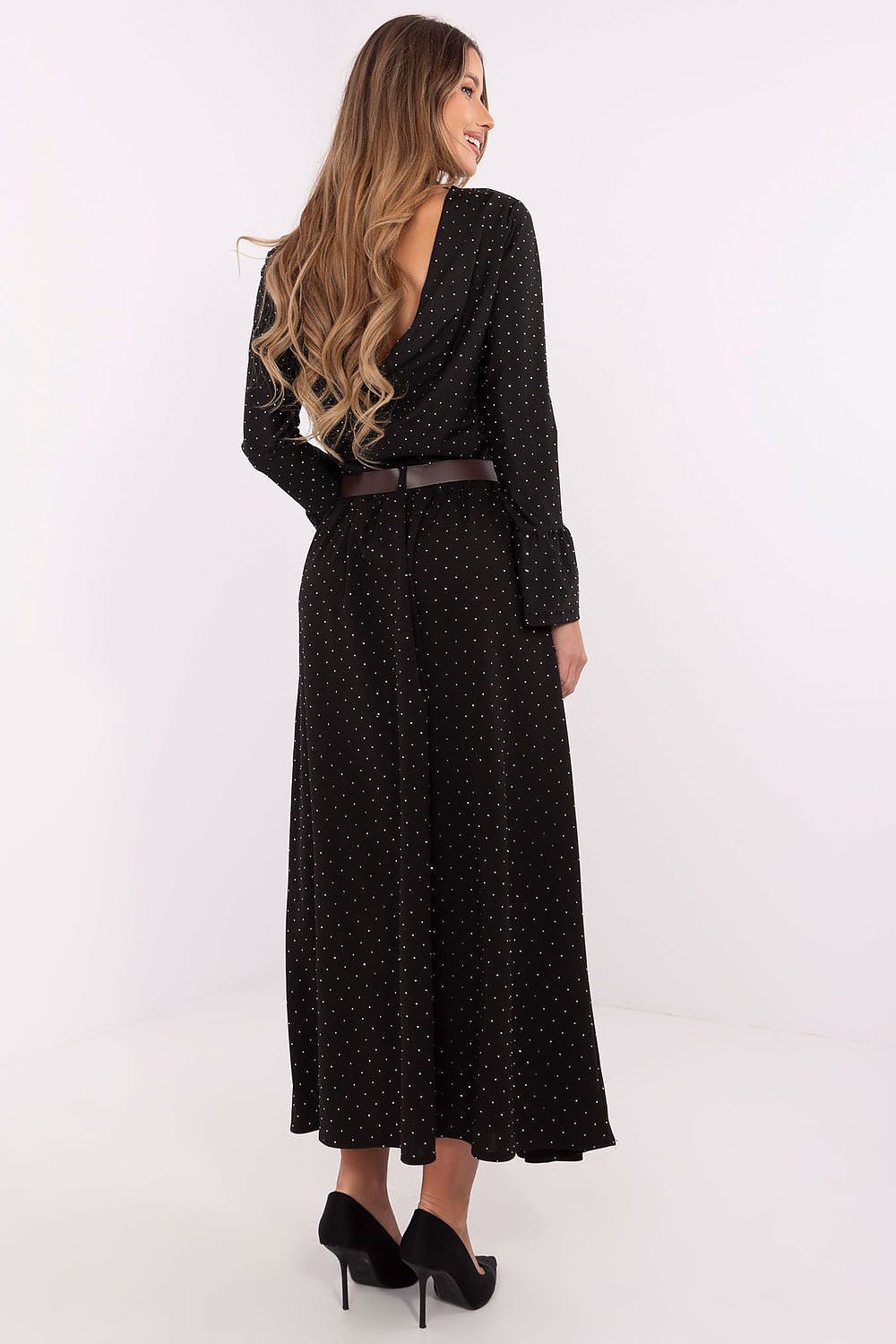 Italy Moda model wearing an elegant long maxi skirt, demonstrating its versatility for both casual and formal occasions with exquisite design.