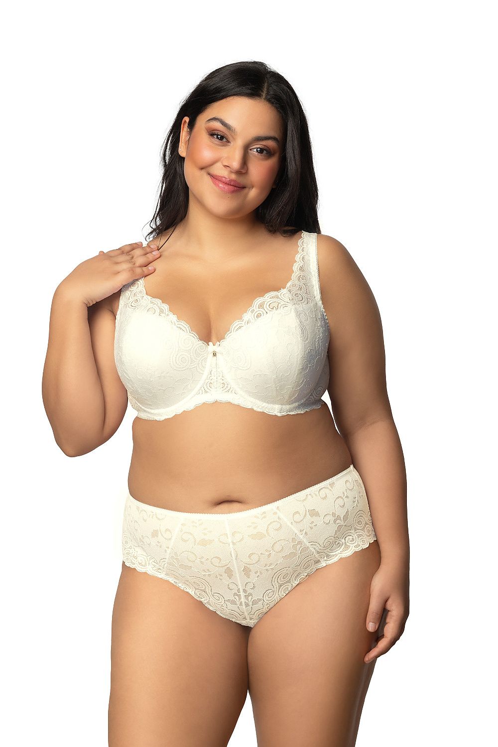 Close-up of the Mat luxury lace padded bra Natalie Big, highlighting the intricate lace detailing and plush padding for superior comfort and style in larger sizes.