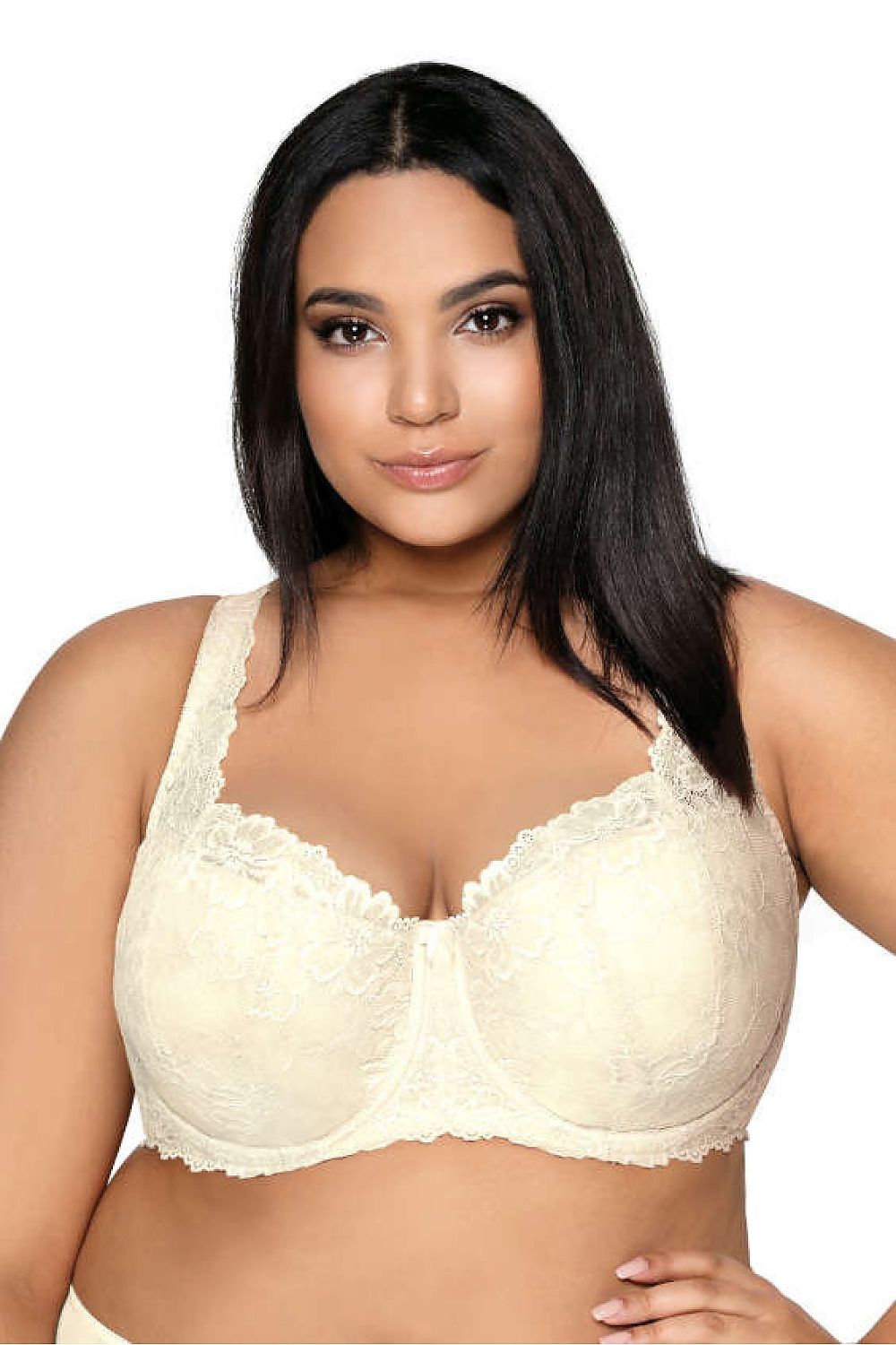 Elegant Padded Bra in large sizes by Mat, featuring intricate cream lace detailing and adjustable straps, perfect for emphasising cleavage and providing a luxurious fit.
