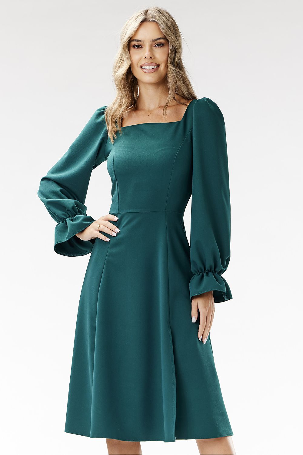 Elegant Midi Dress with long sleeves by Awama, highlighting its chic fit, suitable for colder days and elegant occasions.