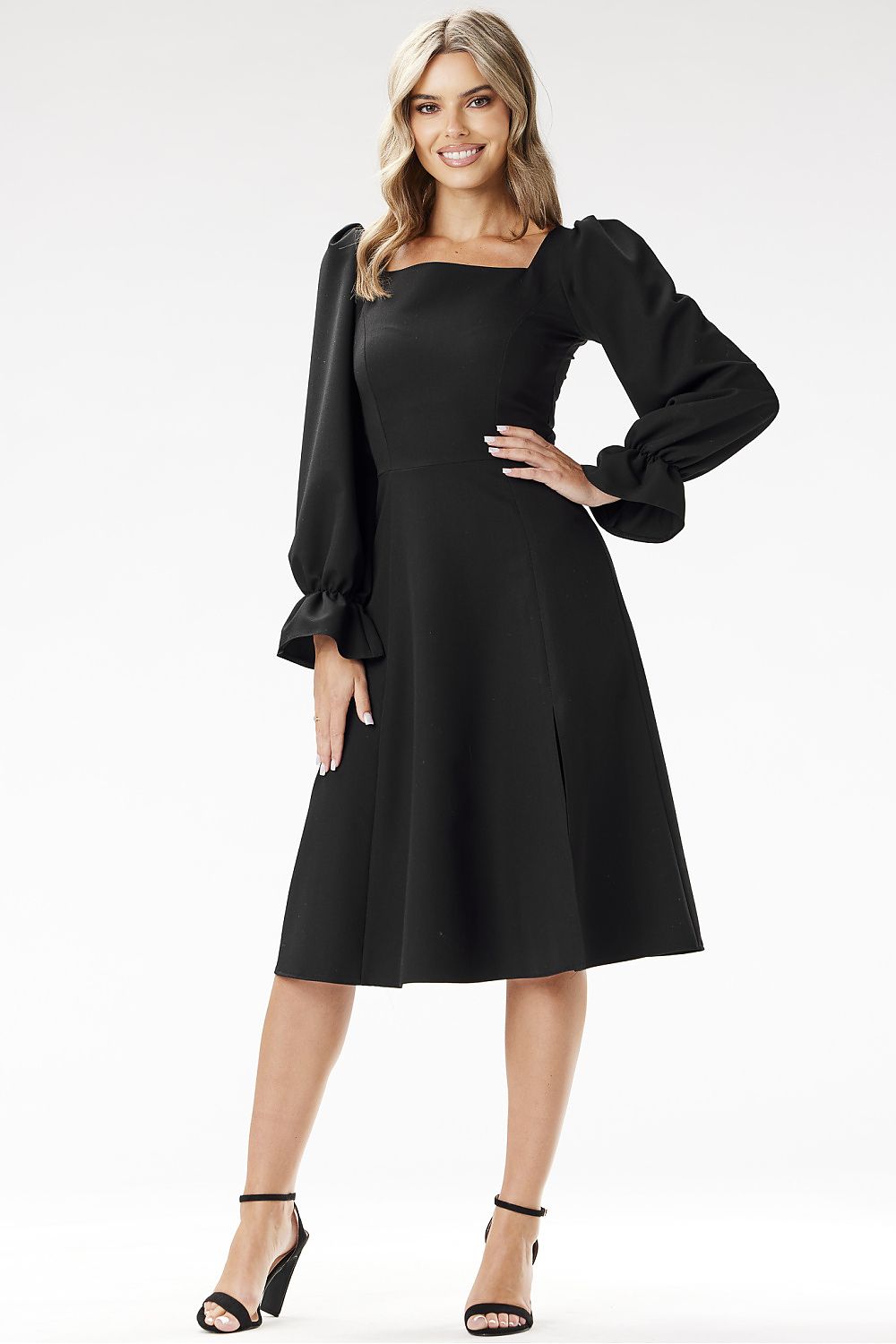 Stylish view of the long sleeves of the elegant midi dress by Awama, ideal for colder days while retaining sophistication.