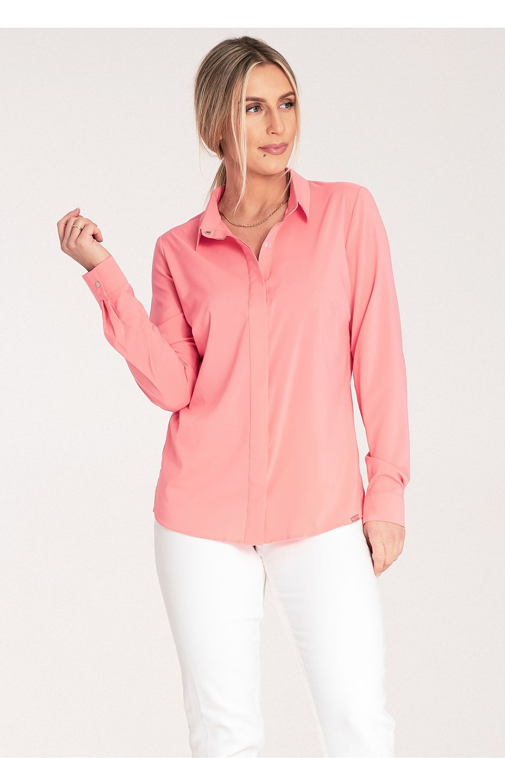 Versatile Figl women's long sleeve shirt ideal for both casual and formal wear, showcasing premium design and craftsmanship.