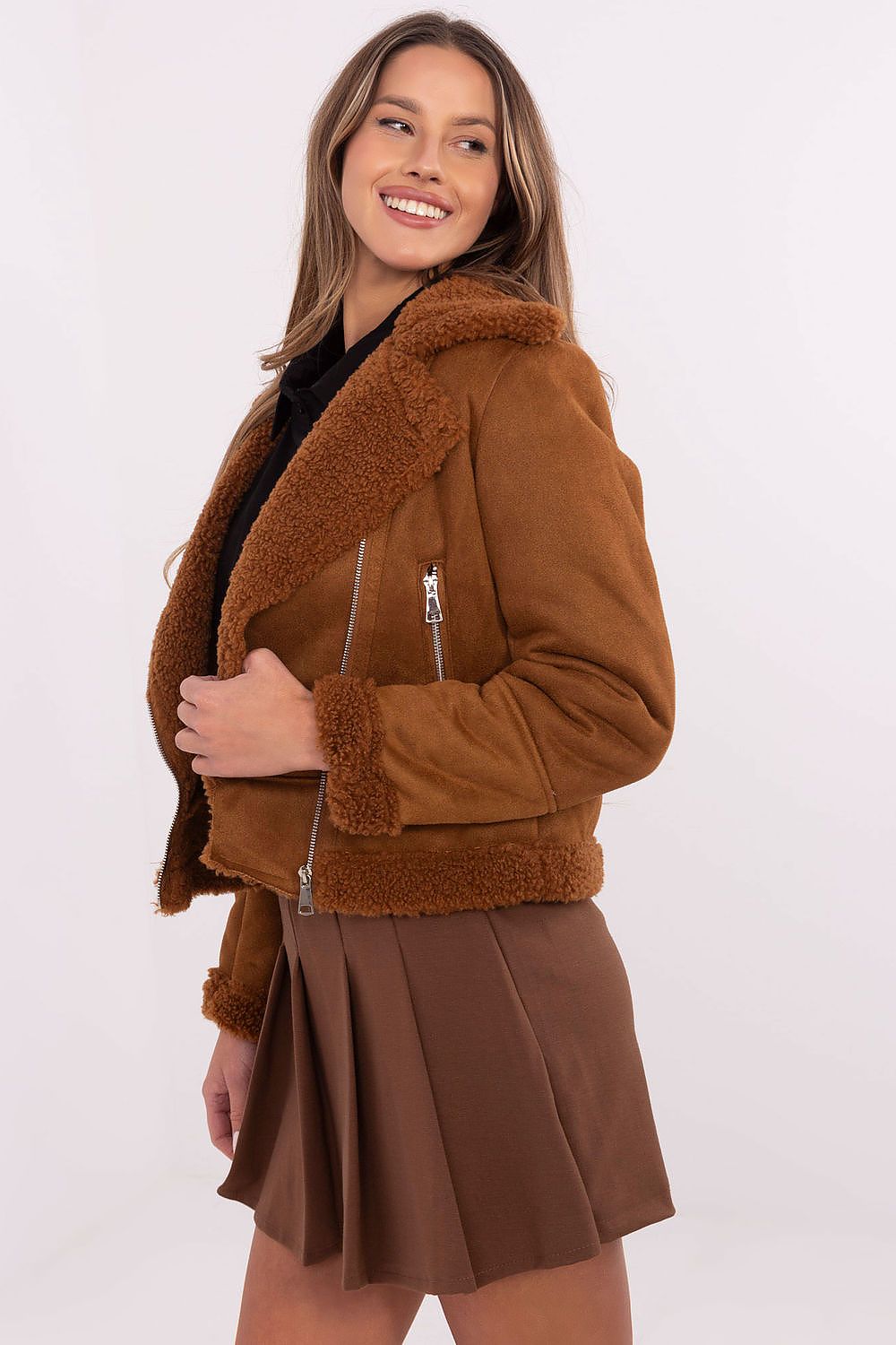 Stylish insulated women's jacket from Italy Moda, showcasing a modern short length and practical zippered pockets.