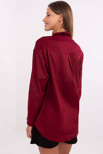 Close-up of Italy Moda's stylish cotton shirt featuring a classic collar and button closure, designed for women seeking versatile fashion.