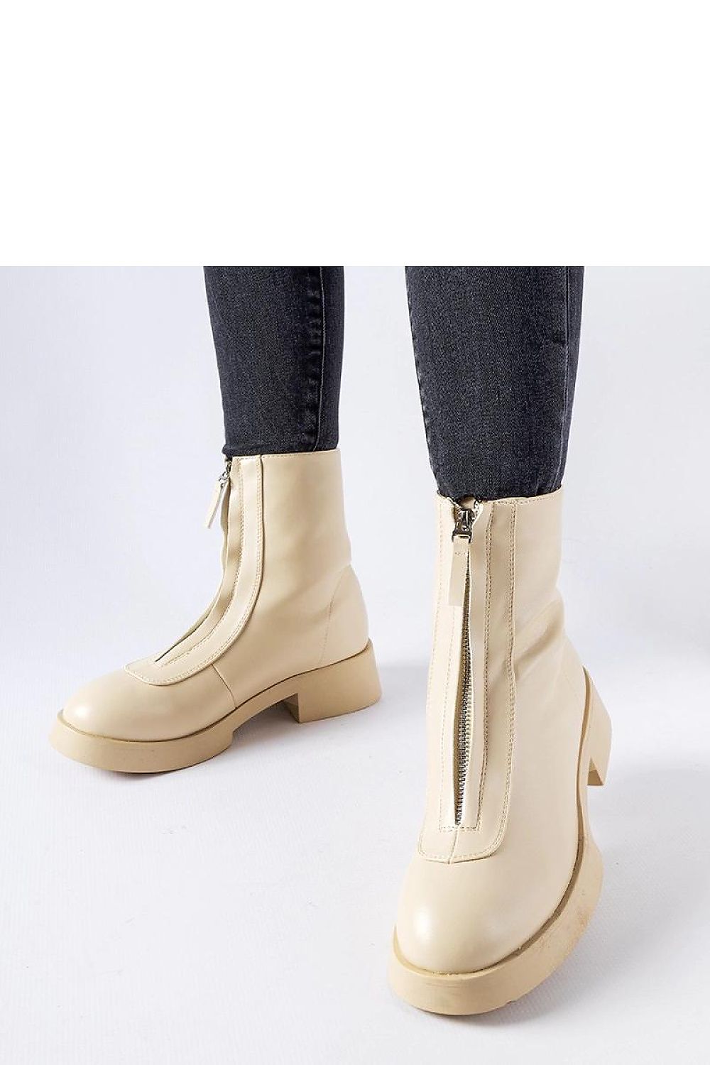 Elegant beige insulated ankle boots with a zipper from Solea, featuring a stylish design suitable for autumn and spring.
