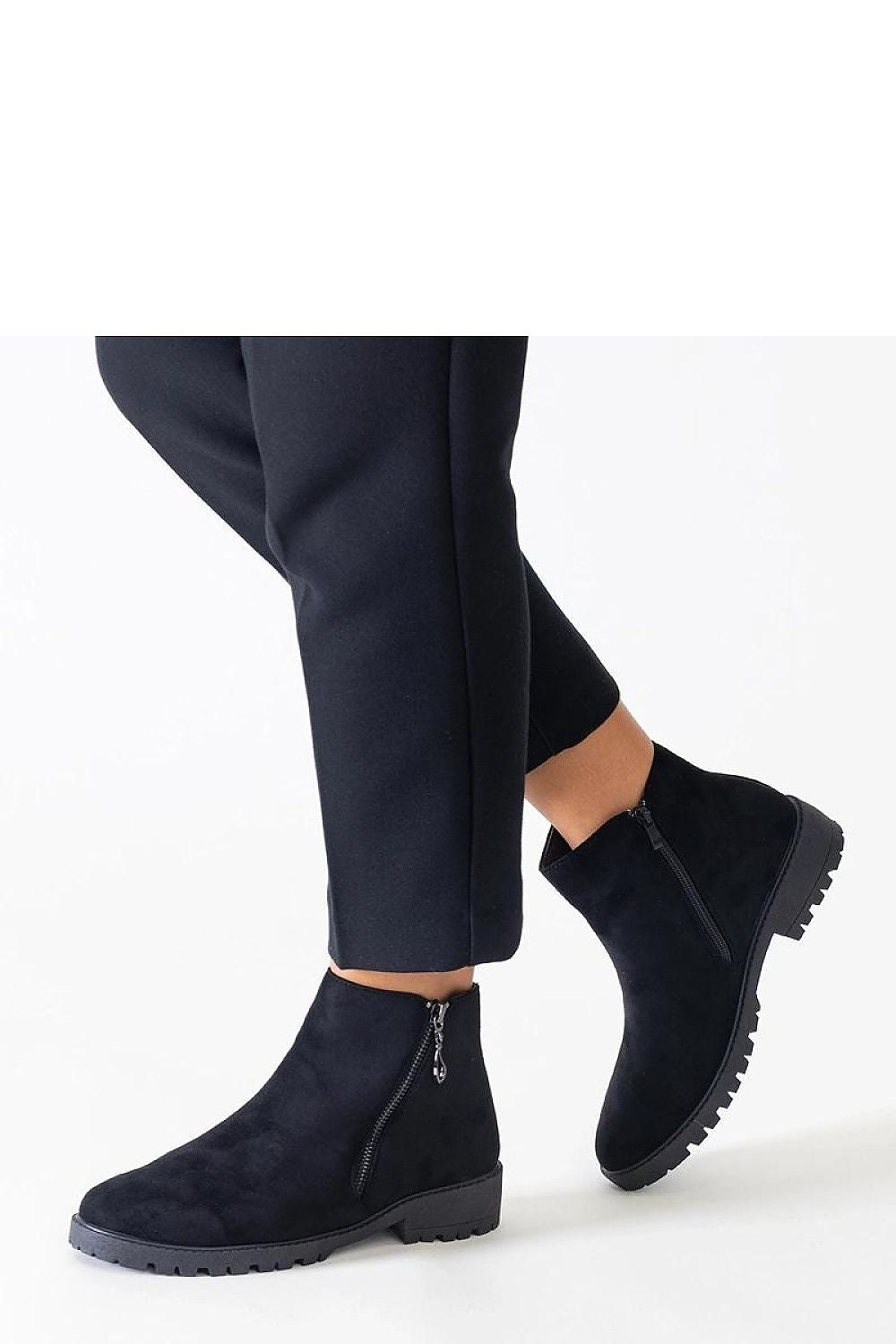 Versatile brown ankle boots with flat heel by Solea, showcasing luxurious metal accents and a chic design for fall/winter fashion.