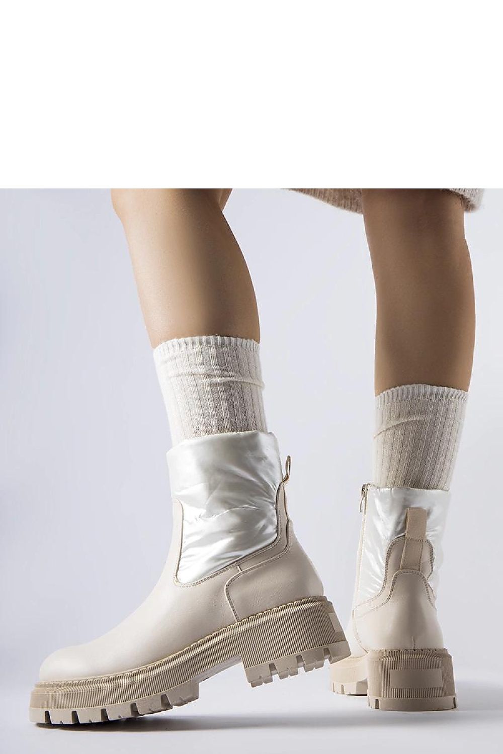 Stylish display of Solea ankle boots with a 5 cm heel, designed for comfort and stability, ideal for trendy autumn fashion.