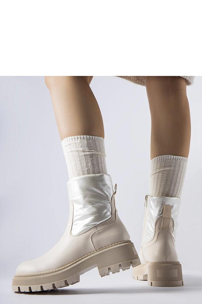 Stylish display of Solea ankle boots with a 5 cm heel, designed for comfort and stability, ideal for trendy autumn fashion.