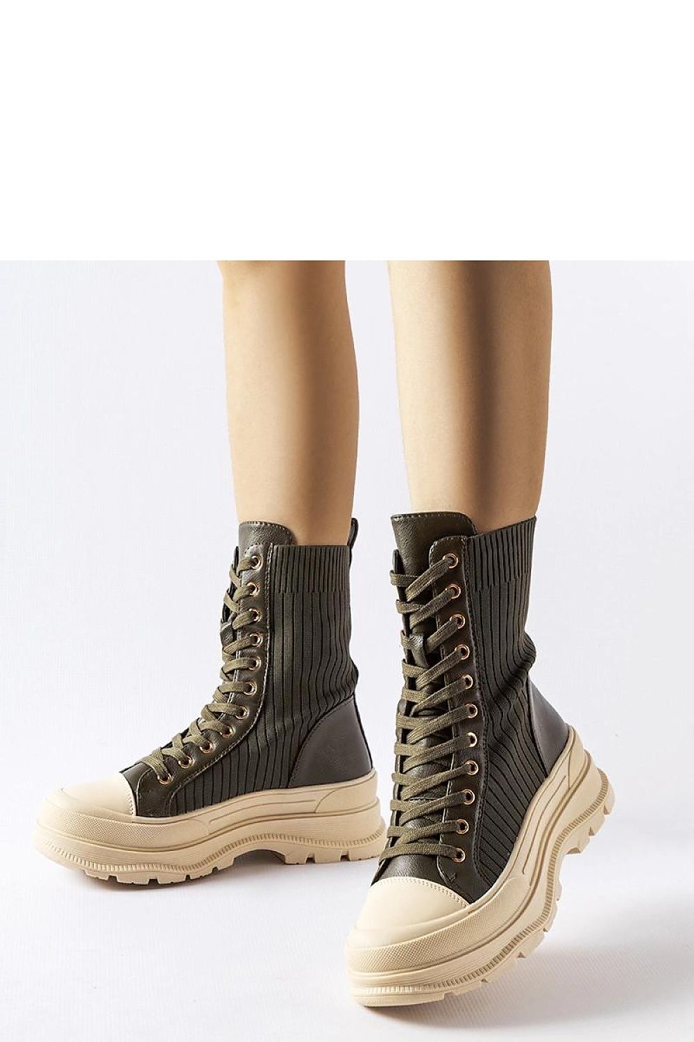 Luxurious dark green Vitto ankle boots with rubber sole and elegant laced design by Solea, featuring a comfortable 6cm heel, perfect for sophisticated autumn and spring outfits.