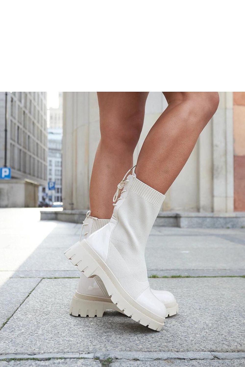 Stylish Solea Albertina ankle boots in beige patent leather, designed to complement various outfits while providing effortless elegance.