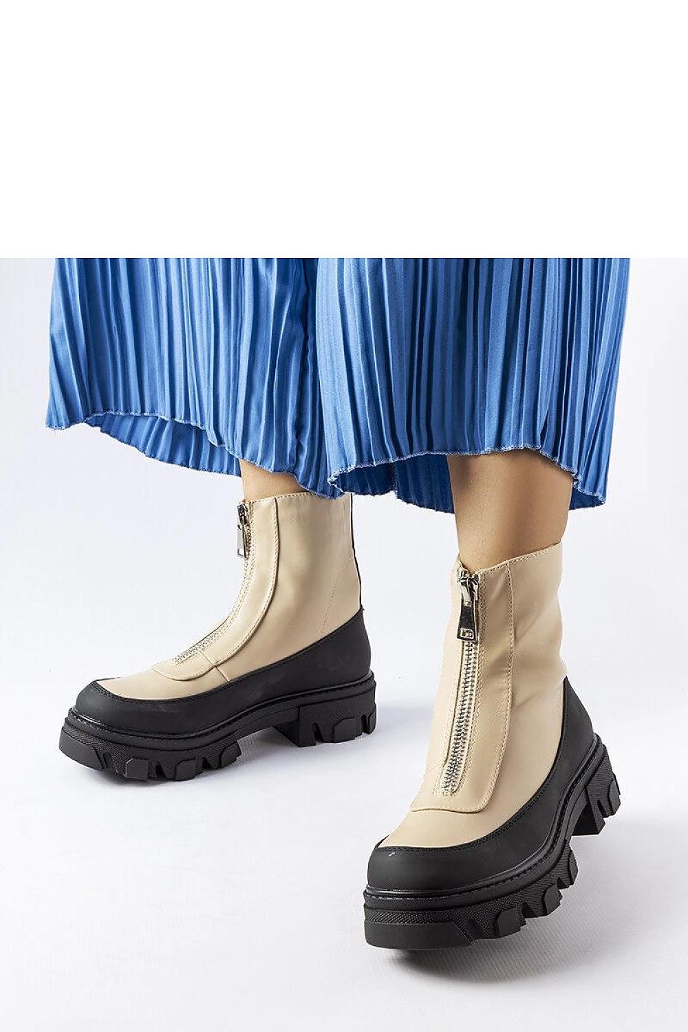 Solea chic beige ankle boots showcasing a durable zipper design, made from eco-friendly leather, ideal for cold days with a comfortable 5 cm heel.