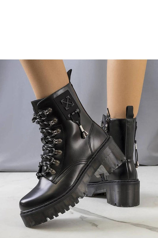 Close-up of Solea Black Laverda ankle boots, showcasing high-quality materials and warm interior lining for added coziness on cold days.