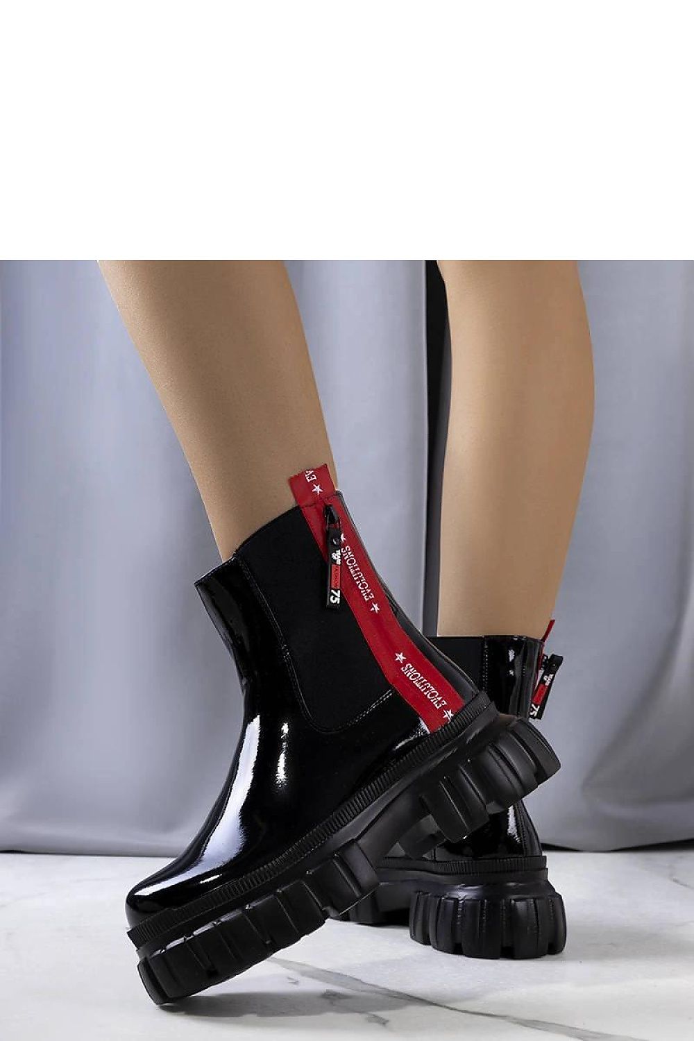 Solea black patent leather ankle boots with high sole and slip-on design, ideal for stylish winter outfits.