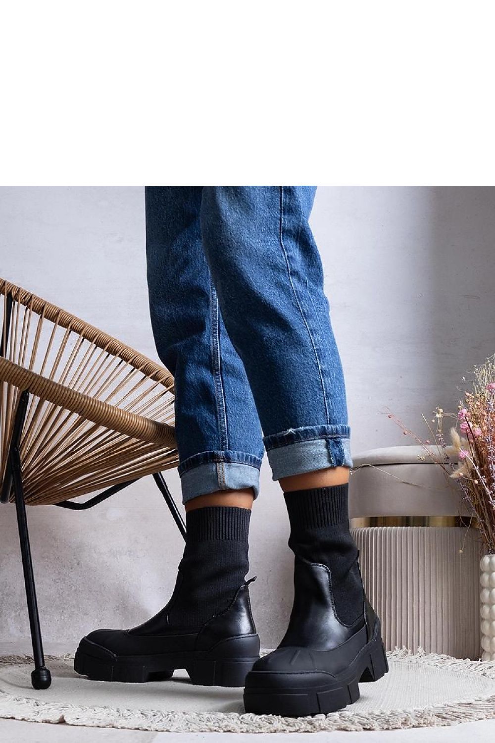 Elegant Solea black women's ankle boots featuring a stylish embossed design, ideal for autumn and winter fashion.