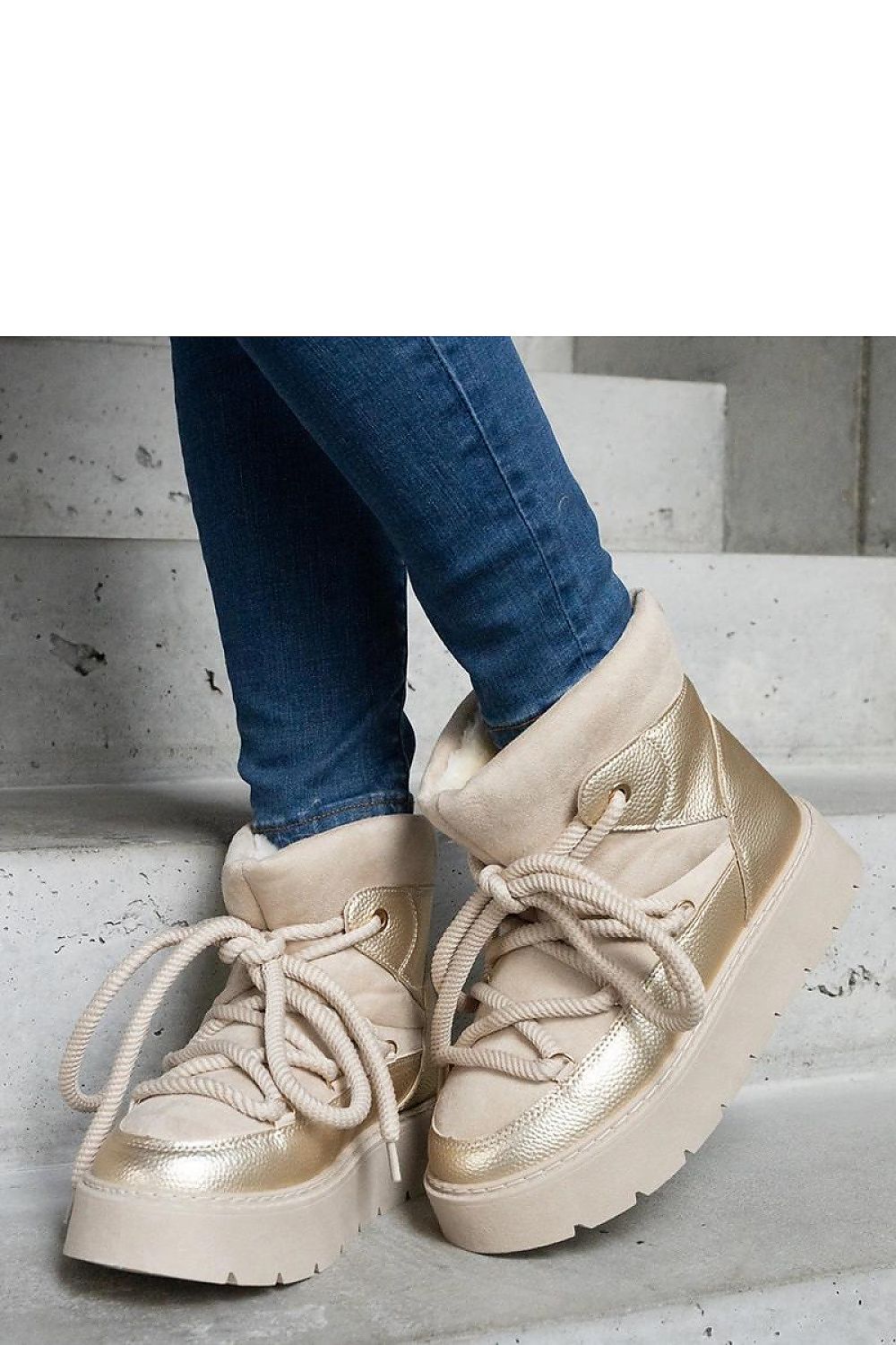 Elegant Beige Platform Snow Boots with Fur Lining from Solea, perfect for winter style and comfort.