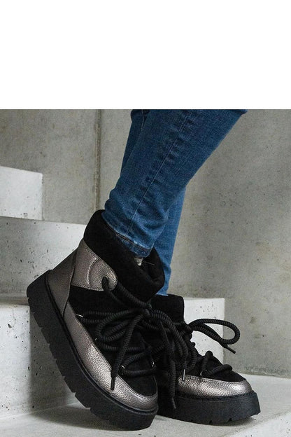 Solea luxurious beige platform snow boots, combining high-quality materials with trendy winter design.