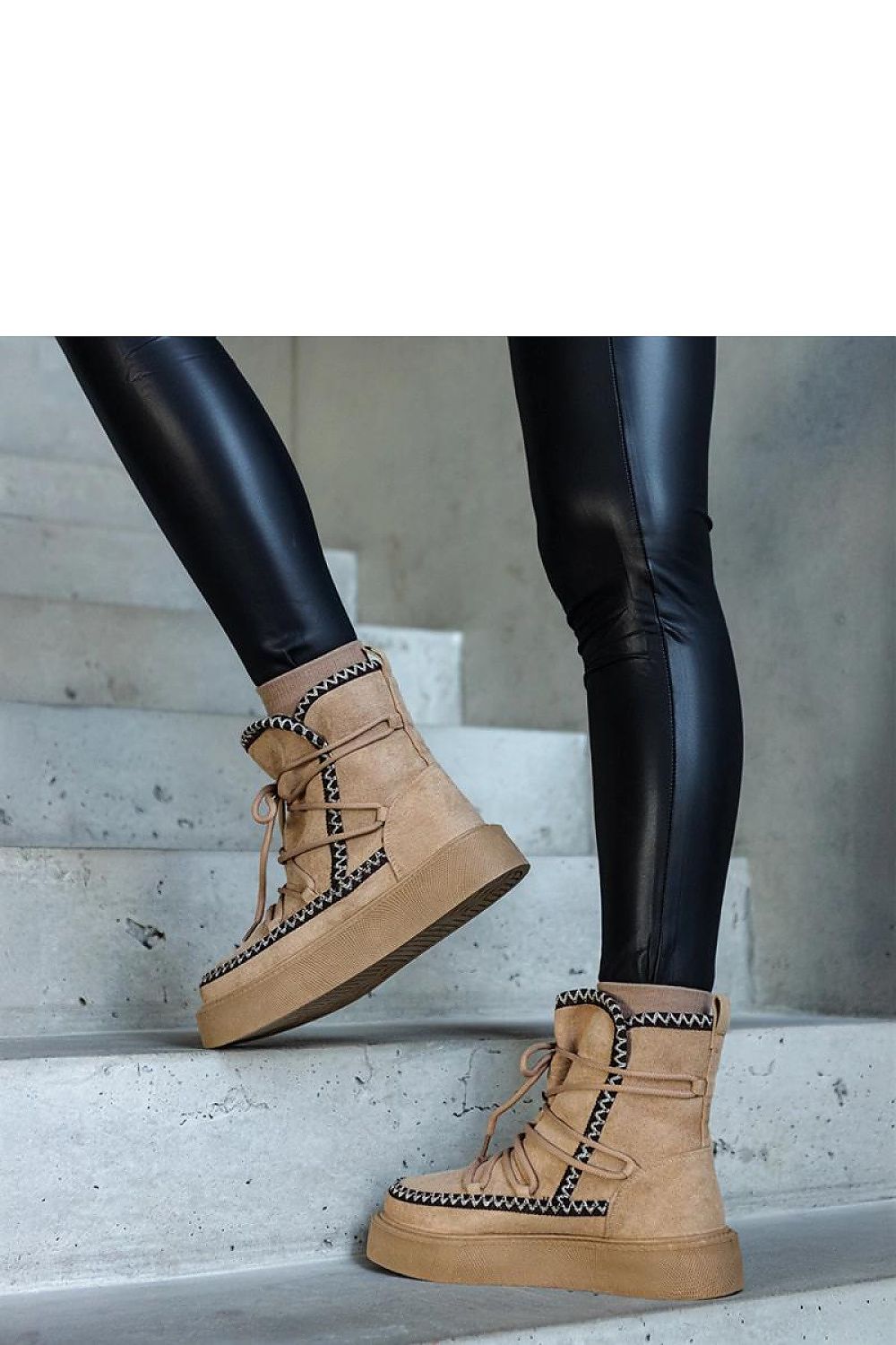 Elegant beige winter boots by Solea on a high platform, combining fashion and functionality with insulation for warmth in winter.