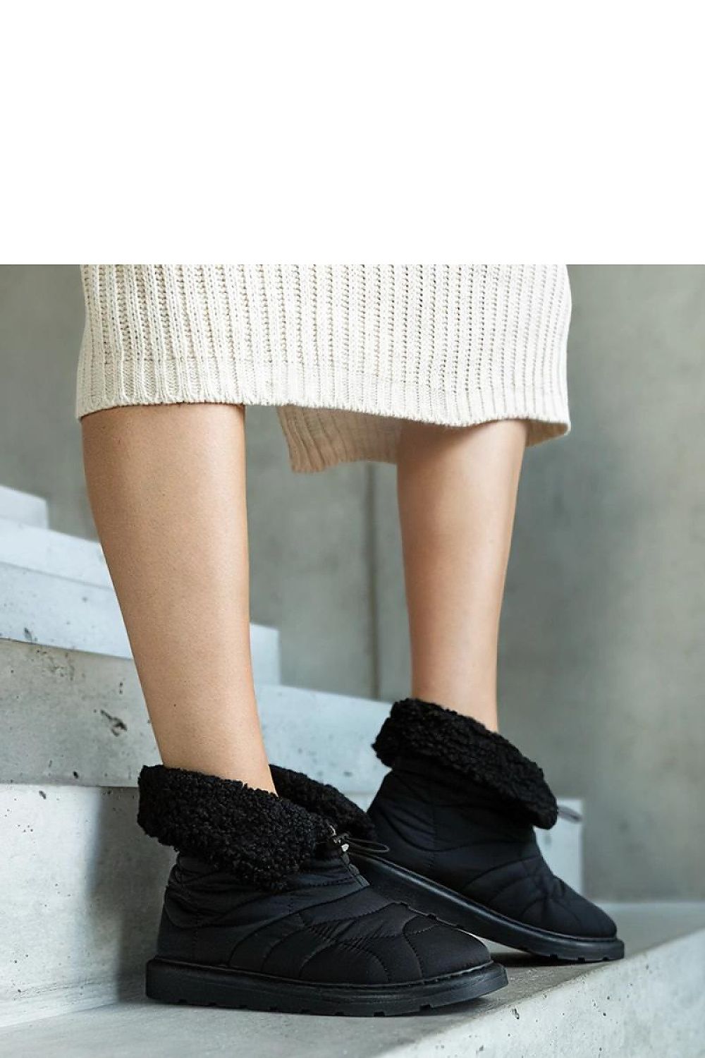 Solea Women's Black Insulated Snow Boots Caellita featuring a sturdy rubber sole and fashionable platform, perfect for chic winter protection.