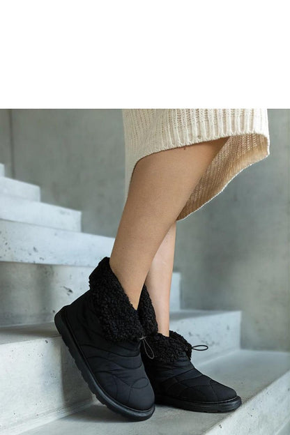 Solea Women's luxurious black insulated snow boots Caellita showcasing a stylish round toe design, perfect for winter wear.