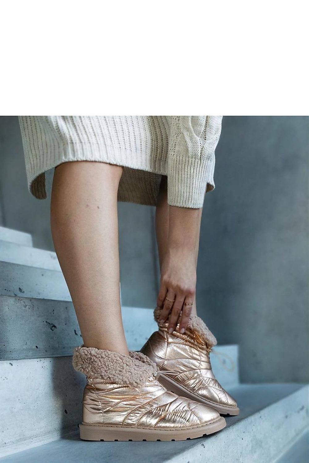 Elegant Solea Women's Caellita snow boots with sophisticated cuff detailing, ideal for cold weather adventures.