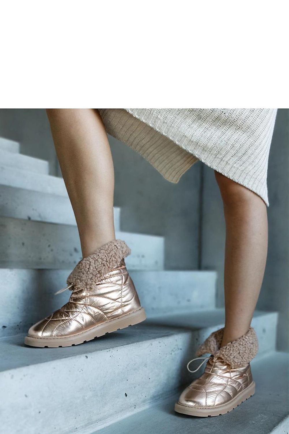 Solea Women's chic and warm snow boots Caellita presented in a luxurious black colour, combining practicality with fashionable style.