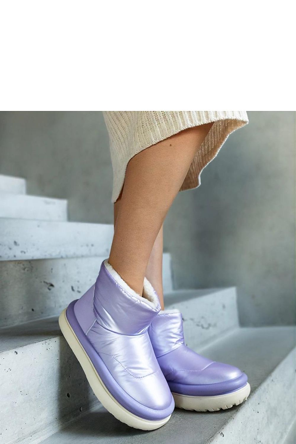 Sophisticated Solea high-top winter boots in purple, crafted for warmth and modern style, perfect for chic winter ensembles.