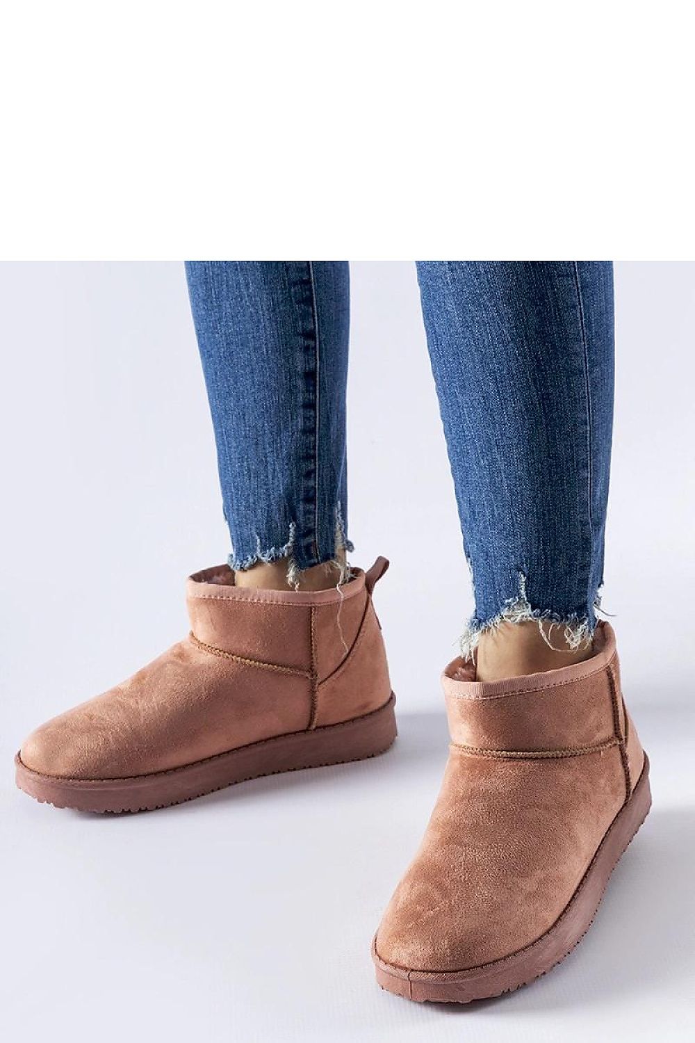 Solea pink insulated short snow boots featuring a stylish platform and convenient slip-on design, perfect for winter fashion and comfort.