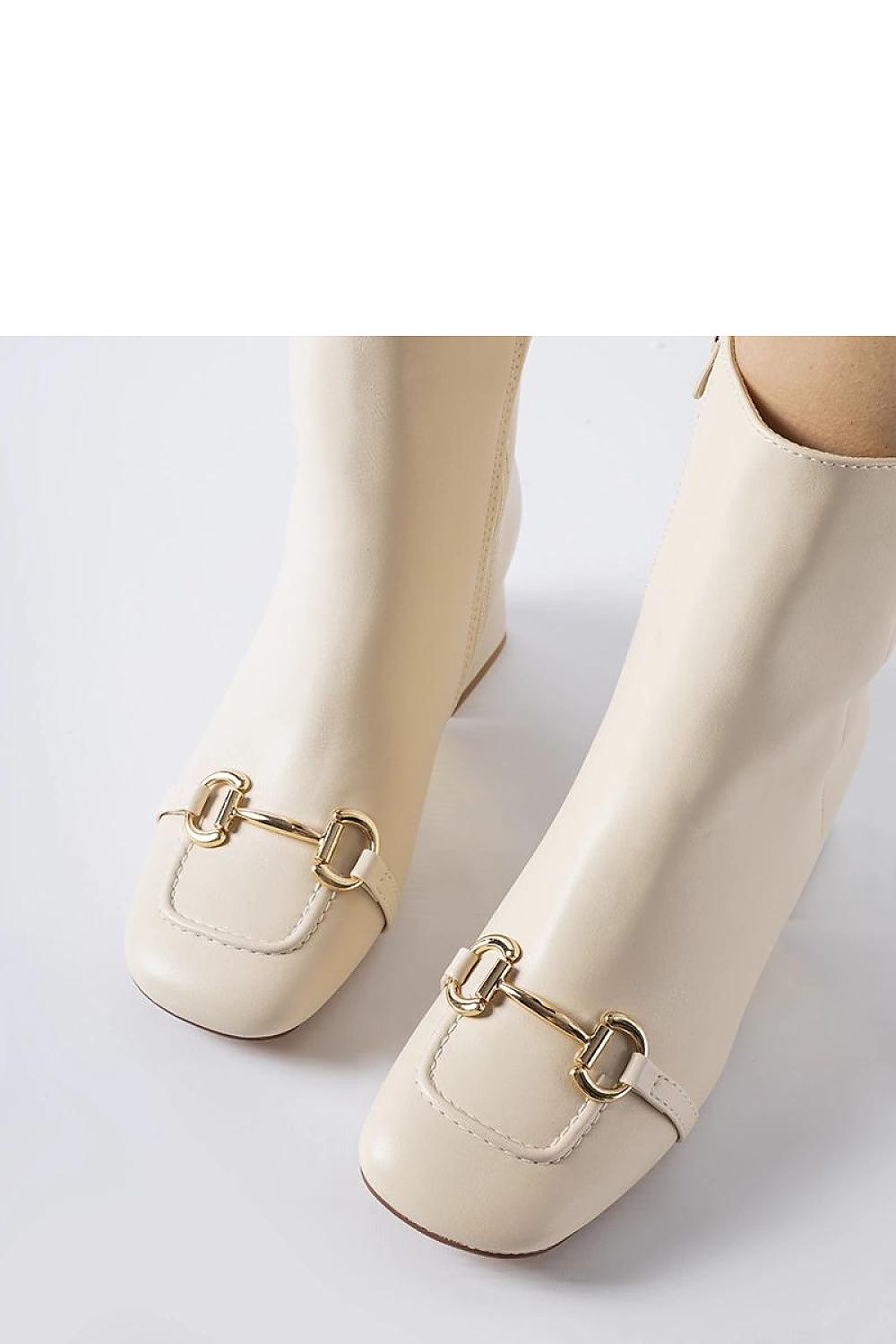 Elegant beige stiletto heel boots by Solea, showcasing a 5.5 cm post heel for stability, insulated for warmth, and designed for sophisticated winter styles.
