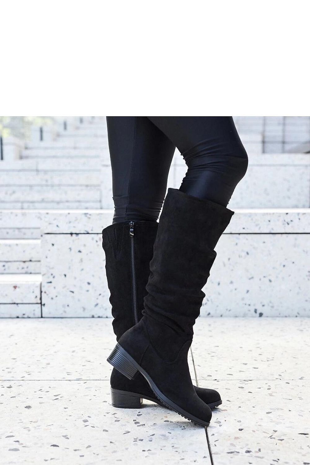 Luxurious black thigh-high boots from Solea, combining classic design with modern practicality, suitable for every occasion with a weatherproof finish.