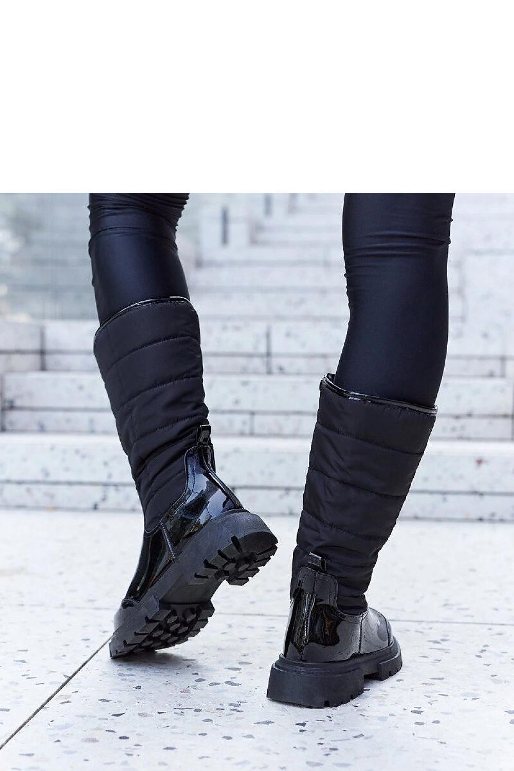 Detailed view of Solea Villafranca black thigh-high snow boots, highlighting the premium insulation and solid rubber sole for stability during winter adventures.