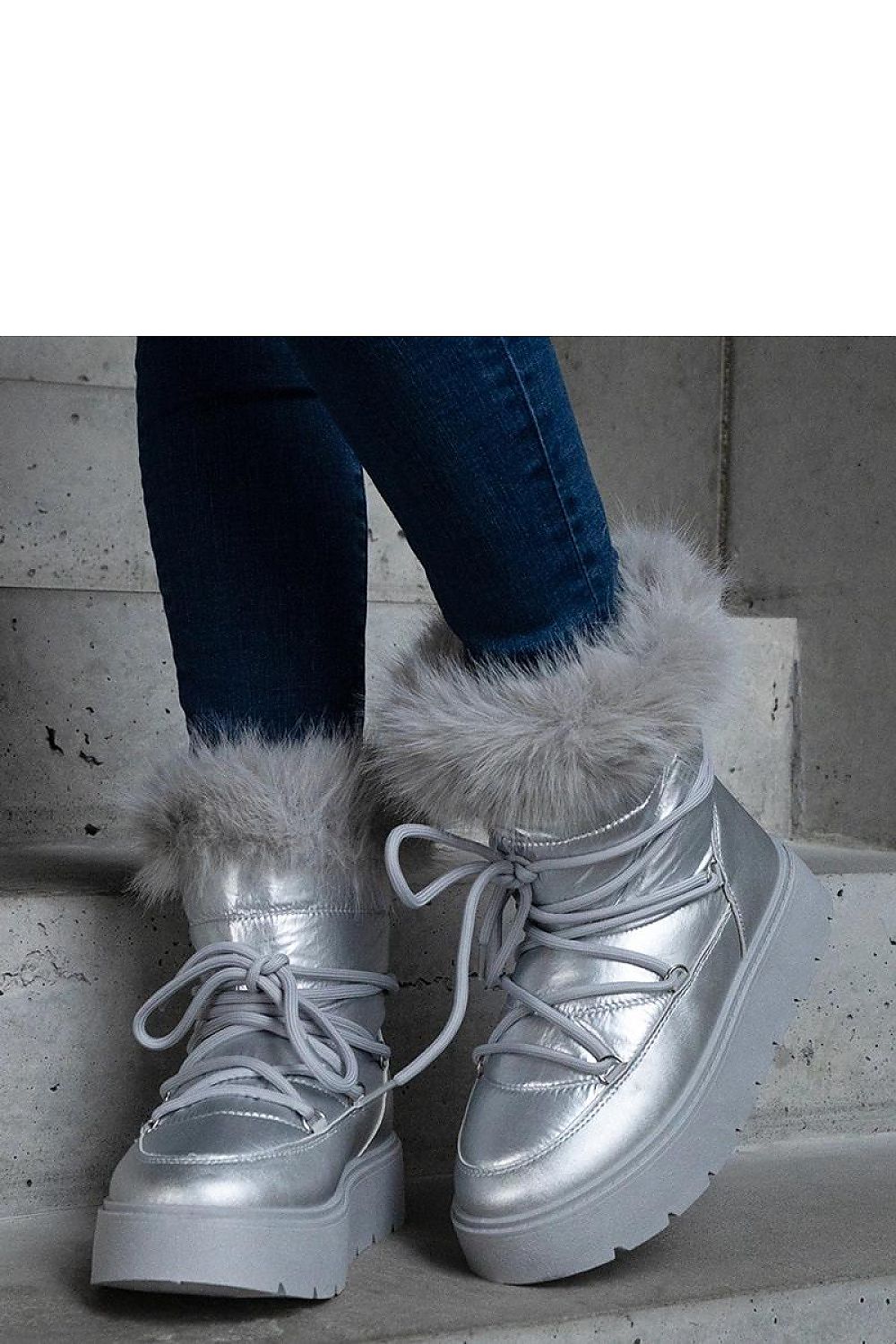 Close-up of Solea's luxury snow boots with silver detailing and fur lining, showcasing style and warmth.